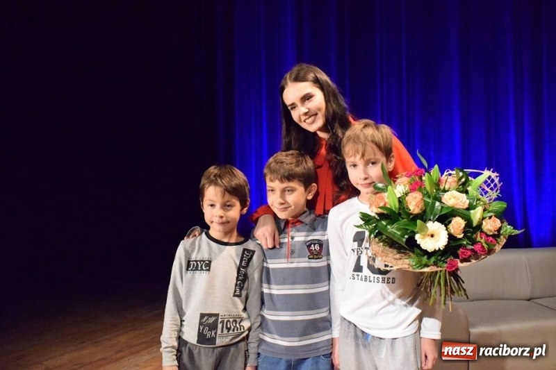 Zdjęcie w galerii na portalu naszraciborz.pl: Oczarowała jury Mam Talent. W niedzielę zaśpiewała w Kuźni Raciborskiej  wiadomości z regionu