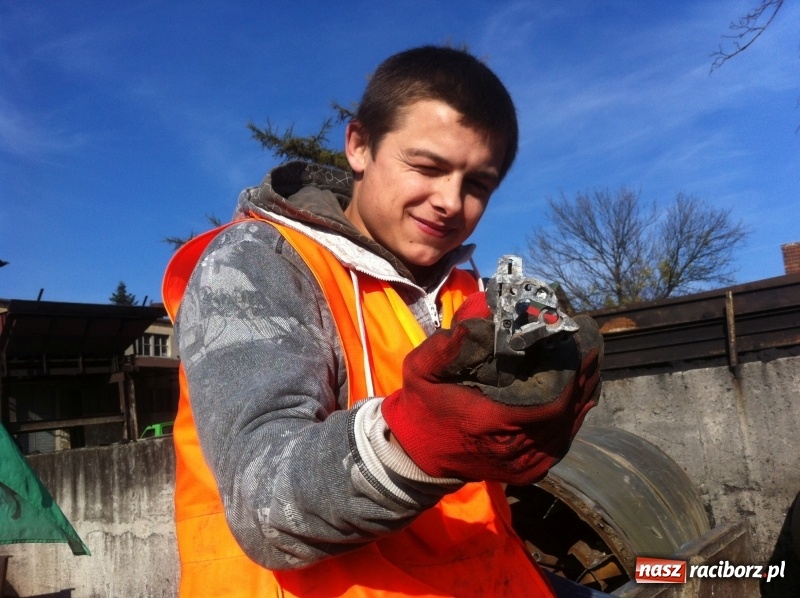 Zdjęcie w galerii na portalu naszraciborz.pl: ZŁOMIADA 2017. Zebrano 5300 złotych na leczenie Mateuszka Giedy  wiadomości z regionu