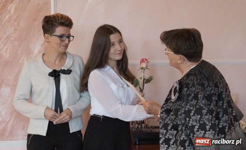 Zdjęcie w galerii na portalu naszraciborz.pl: Gratulacje na sesji. Wójt Nędzy wręczyła uczniom stypendia wiadomości z regionu