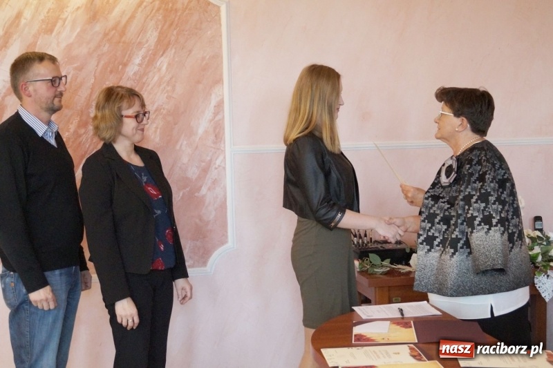 Zdjęcie w galerii na portalu naszraciborz.pl: Gratulacje na sesji. Wójt Nędzy wręczyła uczniom stypendia wiadomości z regionu