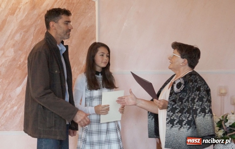 Zdjęcie w galerii na portalu naszraciborz.pl: Gratulacje na sesji. Wójt Nędzy wręczyła uczniom stypendia wiadomości z regionu