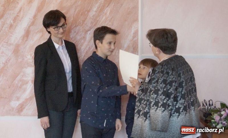 Zdjęcie w galerii na portalu naszraciborz.pl: Gratulacje na sesji. Wójt Nędzy wręczyła uczniom stypendia wiadomości z regionu