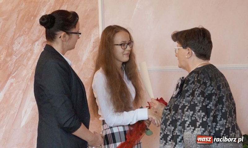 Zdjęcie w galerii na portalu naszraciborz.pl: Gratulacje na sesji. Wójt Nędzy wręczyła uczniom stypendia wiadomości z regionu