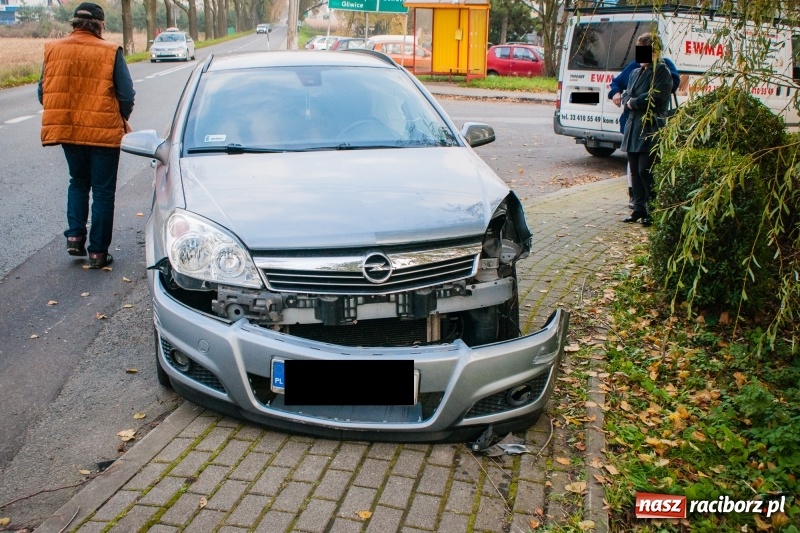 Zdjęcie w galerii na portalu naszraciborz.pl: Zderzenie dacii sandero i opla astry na Opawskiej wiadomości z regionu
