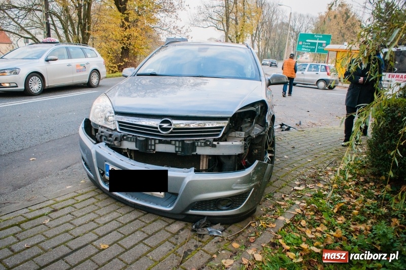 Zdjęcie w galerii na portalu naszraciborz.pl: Zderzenie dacii sandero i opla astry na Opawskiej wiadomości z regionu