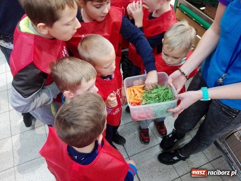 Zdjęcie w galerii na portalu naszraciborz.pl: Uczniowie szkoły w Brzeźnicy na EKSPEDYCJI w  rybnickim Tesco wiadomości z regionu