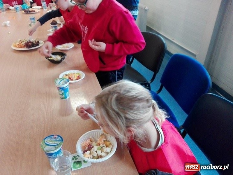 Zdjęcie w galerii na portalu naszraciborz.pl: Uczniowie szkoły w Brzeźnicy na EKSPEDYCJI w  rybnickim Tesco wiadomości z regionu