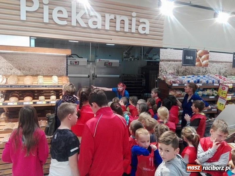 Zdjęcie w galerii na portalu naszraciborz.pl: Uczniowie szkoły w Brzeźnicy na EKSPEDYCJI w  rybnickim Tesco wiadomości z regionu