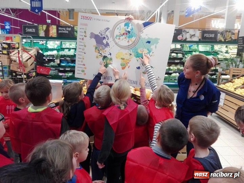 Zdjęcie w galerii na portalu naszraciborz.pl: Uczniowie szkoły w Brzeźnicy na EKSPEDYCJI w  rybnickim Tesco wiadomości z regionu