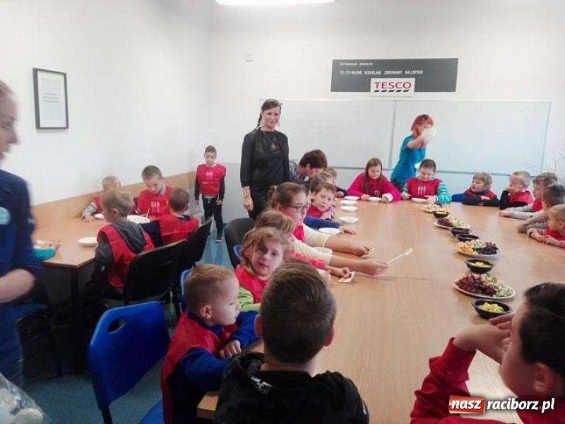 Zdjęcie w galerii na portalu naszraciborz.pl: Uczniowie szkoły w Brzeźnicy na EKSPEDYCJI w  rybnickim Tesco wiadomości z regionu
