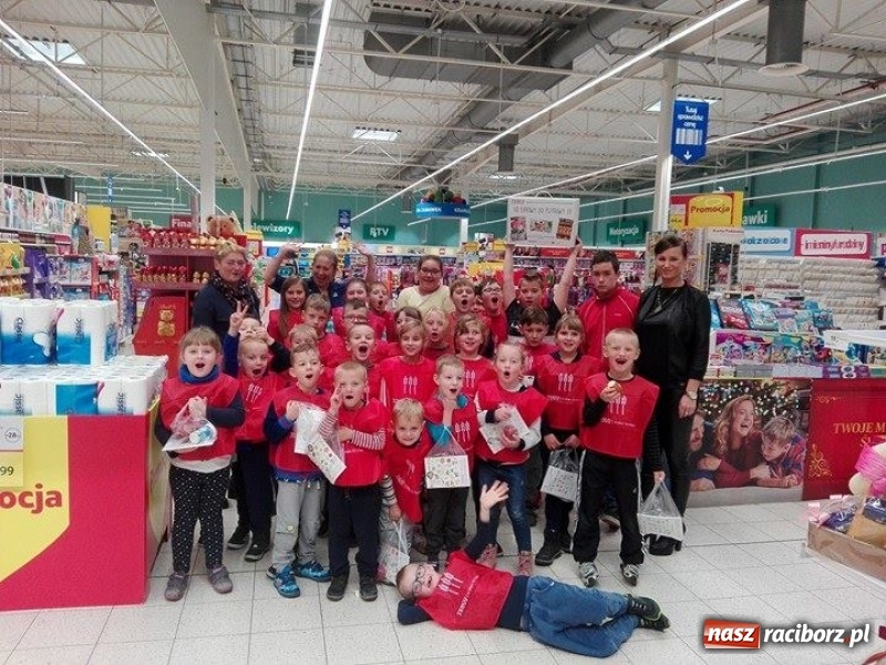 Zdjęcie w galerii na portalu naszraciborz.pl: Uczniowie szkoły w Brzeźnicy na EKSPEDYCJI w  rybnickim Tesco wiadomości z regionu