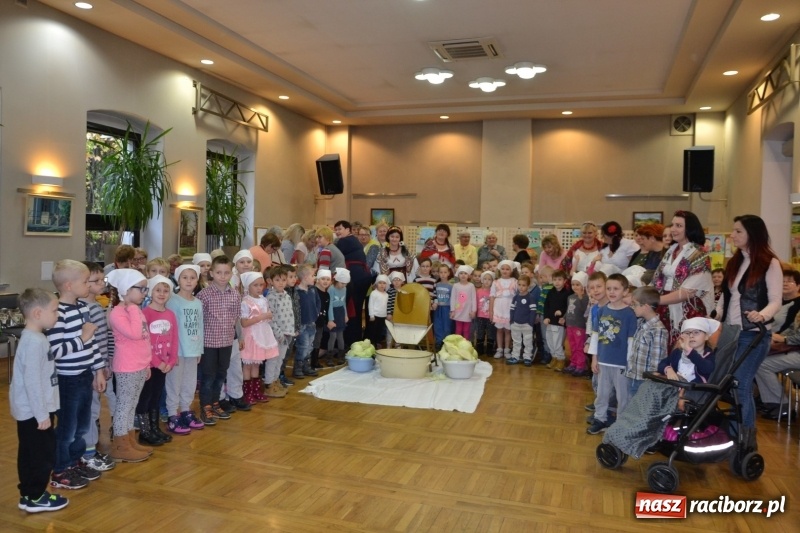 Zdjęcie w galerii na portalu naszraciborz.pl: Kapusta jest dobra na wszystko. Kiszynie kapusty w Tworkowie wiadomości z regionu