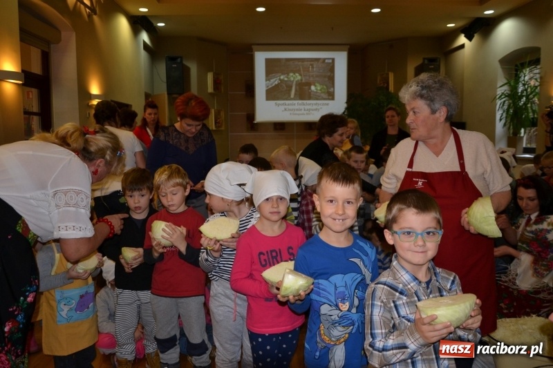 Zdjęcie w galerii na portalu naszraciborz.pl: Kapusta jest dobra na wszystko. Kiszynie kapusty w Tworkowie wiadomości z regionu