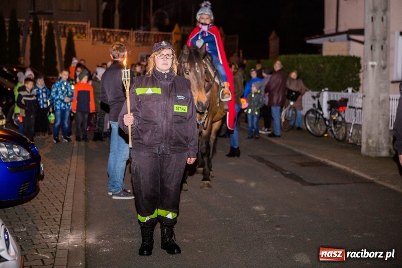 Zdjęcie w galerii na portalu naszraciborz.pl: Po zmroku św. Marcin pojawił się w Owsiszczach wiadomości z regionu