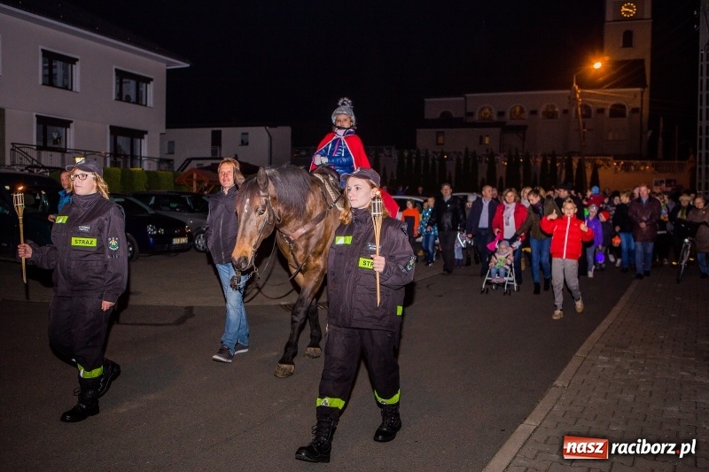 Zdjęcie w galerii na portalu naszraciborz.pl: Po zmroku św. Marcin pojawił się w Owsiszczach wiadomości z regionu