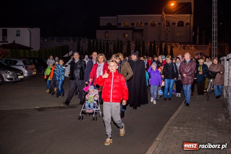 Zdjęcie w galerii na portalu naszraciborz.pl: Po zmroku św. Marcin pojawił się w Owsiszczach wiadomości z regionu