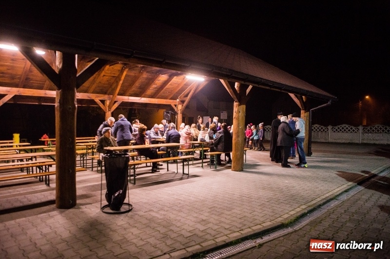 Zdjęcie w galerii na portalu naszraciborz.pl: Po zmroku św. Marcin pojawił się w Owsiszczach wiadomości z regionu