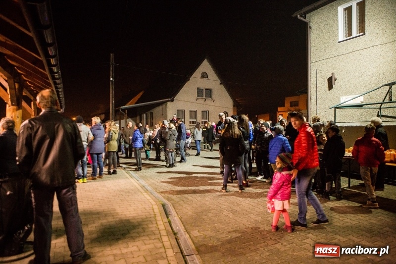 Zdjęcie w galerii na portalu naszraciborz.pl: Po zmroku św. Marcin pojawił się w Owsiszczach wiadomości z regionu