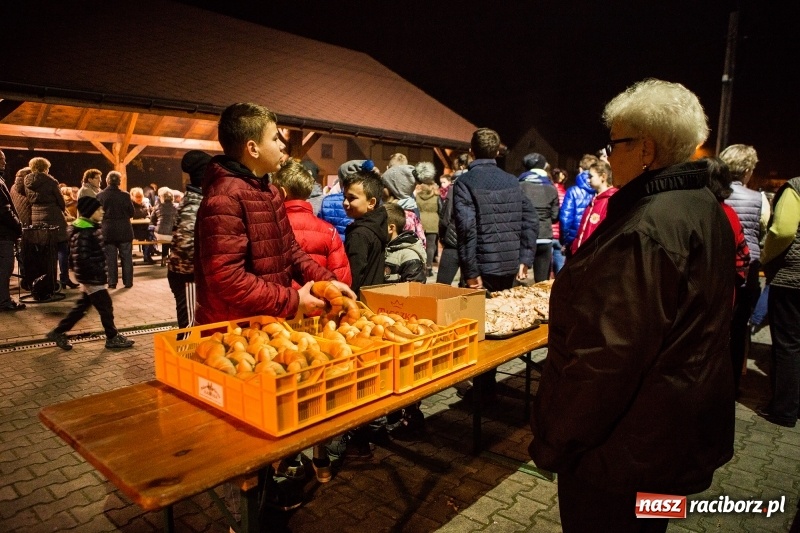 Zdjęcie w galerii na portalu naszraciborz.pl: Po zmroku św. Marcin pojawił się w Owsiszczach wiadomości z regionu