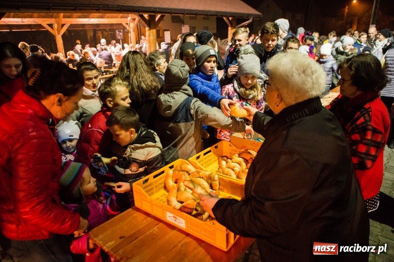 Zdjęcie w galerii na portalu naszraciborz.pl: Po zmroku św. Marcin pojawił się w Owsiszczach wiadomości z regionu