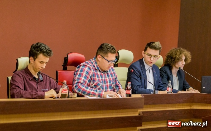 Zdjęcie w galerii na portalu naszraciborz.pl: Młodzieżowi radni chcą sprawdzić stan Raciborza oraz potrzeby jego młodych mieszkańców wiadomości z regionu