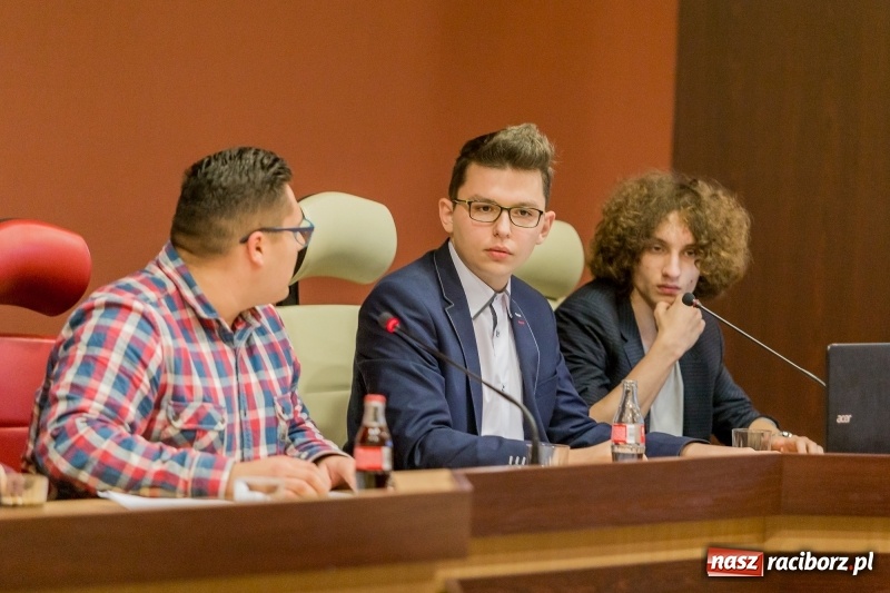 Zdjęcie w galerii na portalu naszraciborz.pl: Młodzieżowi radni chcą sprawdzić stan Raciborza oraz potrzeby jego młodych mieszkańców wiadomości z regionu