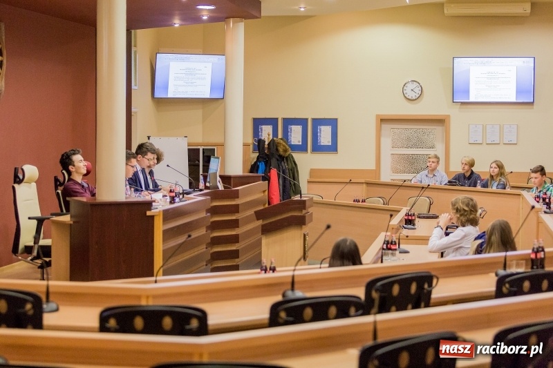 Zdjęcie w galerii na portalu naszraciborz.pl: Młodzieżowi radni chcą sprawdzić stan Raciborza oraz potrzeby jego młodych mieszkańców wiadomości z regionu