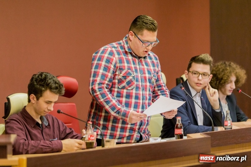 Zdjęcie w galerii na portalu naszraciborz.pl: Młodzieżowi radni chcą sprawdzić stan Raciborza oraz potrzeby jego młodych mieszkańców wiadomości z regionu