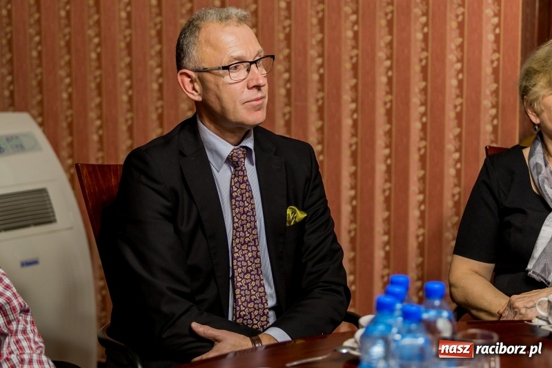 Zdjęcie w galerii na portalu naszraciborz.pl: W Magistracie uhonorowano zasłużonych dawców krwi. Rekordzista oddał 54 litry!  wiadomości z regionu