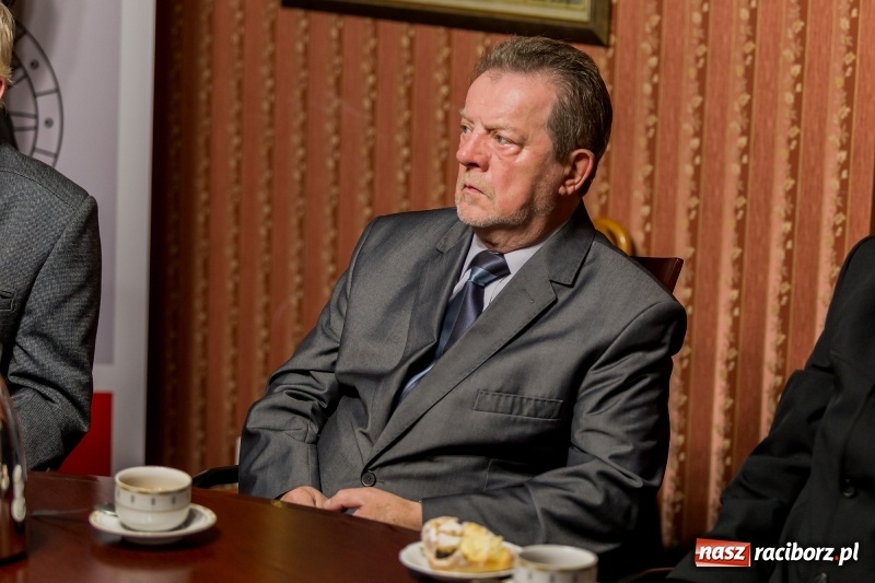 Zdjęcie w galerii na portalu naszraciborz.pl: W Magistracie uhonorowano zasłużonych dawców krwi. Rekordzista oddał 54 litry!  wiadomości z regionu