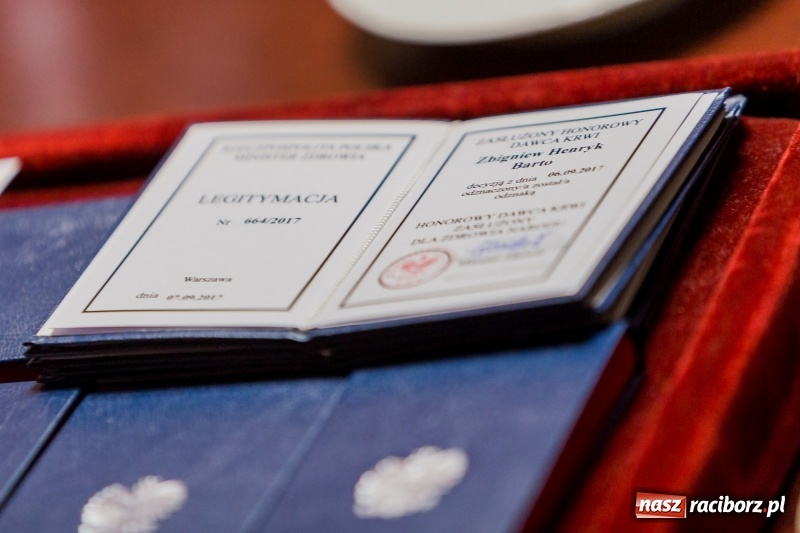 Zdjęcie w galerii na portalu naszraciborz.pl: W Magistracie uhonorowano zasłużonych dawców krwi. Rekordzista oddał 54 litry!  wiadomości z regionu