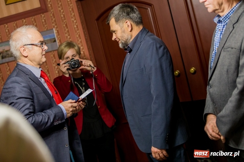 Zdjęcie w galerii na portalu naszraciborz.pl: W Magistracie uhonorowano zasłużonych dawców krwi. Rekordzista oddał 54 litry!  wiadomości z regionu
