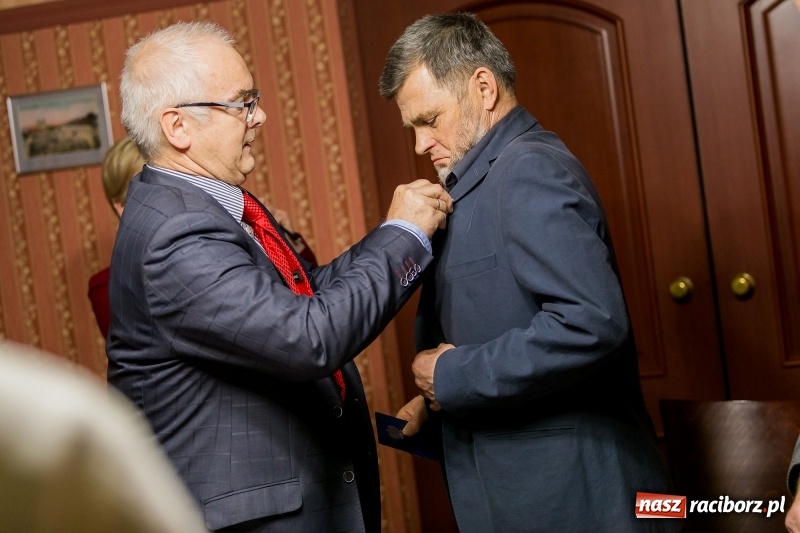 Zdjęcie w galerii na portalu naszraciborz.pl: W Magistracie uhonorowano zasłużonych dawców krwi. Rekordzista oddał 54 litry!  wiadomości z regionu