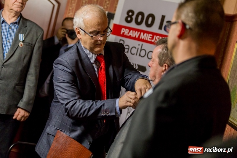 Zdjęcie w galerii na portalu naszraciborz.pl: W Magistracie uhonorowano zasłużonych dawców krwi. Rekordzista oddał 54 litry!  wiadomości z regionu