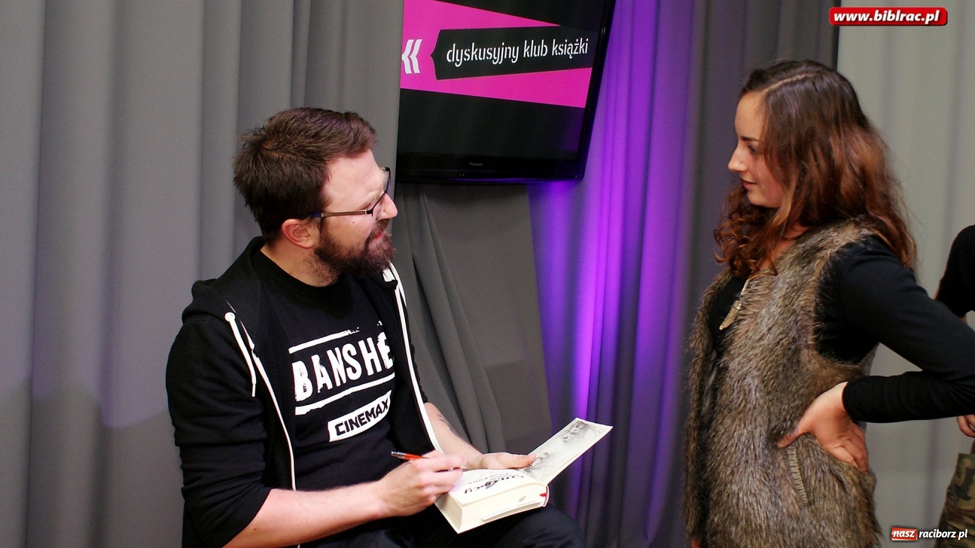 Zdjęcie w galerii na portalu naszraciborz.pl: O popkulturowej podróży Jakuba Ćwieka w bibliotece wiadomości z regionu