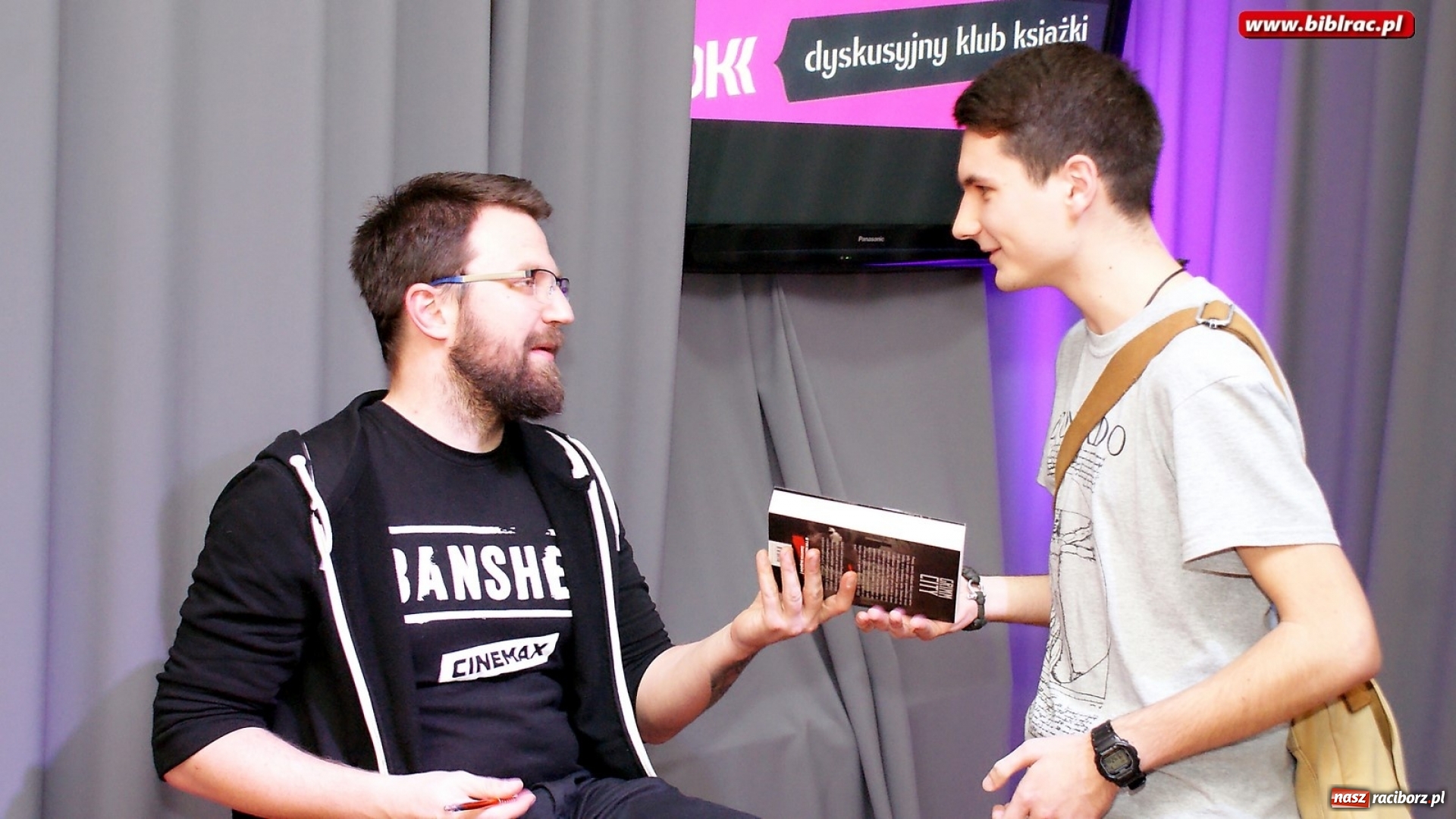 Zdjęcie w galerii na portalu naszraciborz.pl: O popkulturowej podróży Jakuba Ćwieka w bibliotece wiadomości z regionu