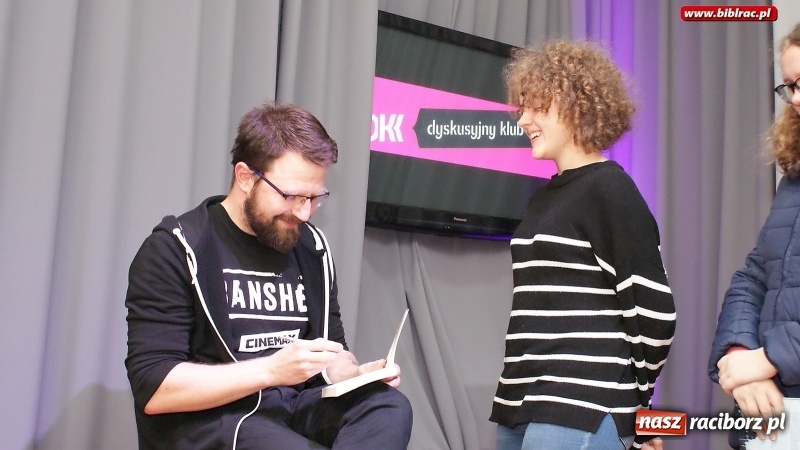 Zdjęcie w galerii na portalu naszraciborz.pl: O popkulturowej podróży Jakuba Ćwieka w bibliotece wiadomości z regionu