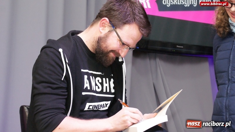 Zdjęcie w galerii na portalu naszraciborz.pl: O popkulturowej podróży Jakuba Ćwieka w bibliotece wiadomości z regionu