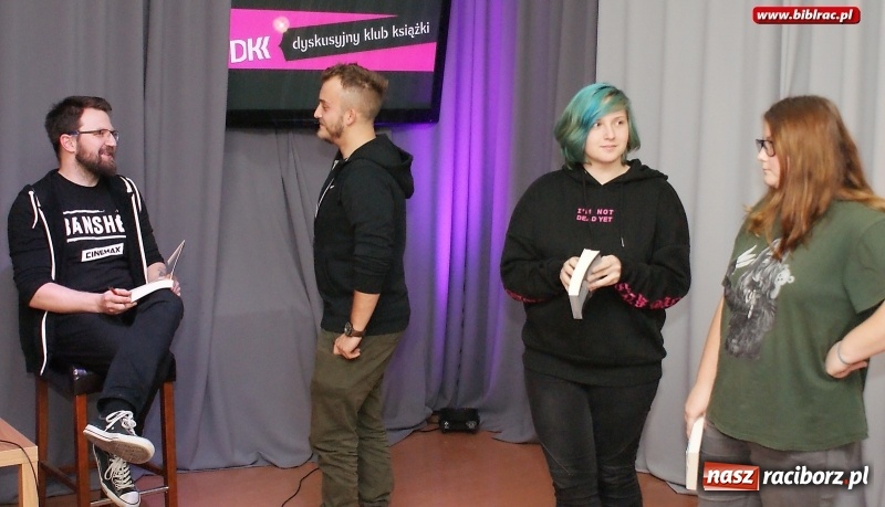 Zdjęcie w galerii na portalu naszraciborz.pl: O popkulturowej podróży Jakuba Ćwieka w bibliotece wiadomości z regionu