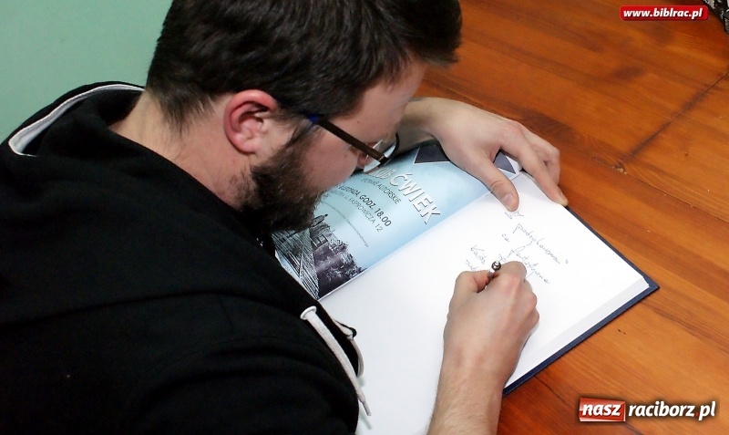 Zdjęcie w galerii na portalu naszraciborz.pl: O popkulturowej podróży Jakuba Ćwieka w bibliotece wiadomości z regionu