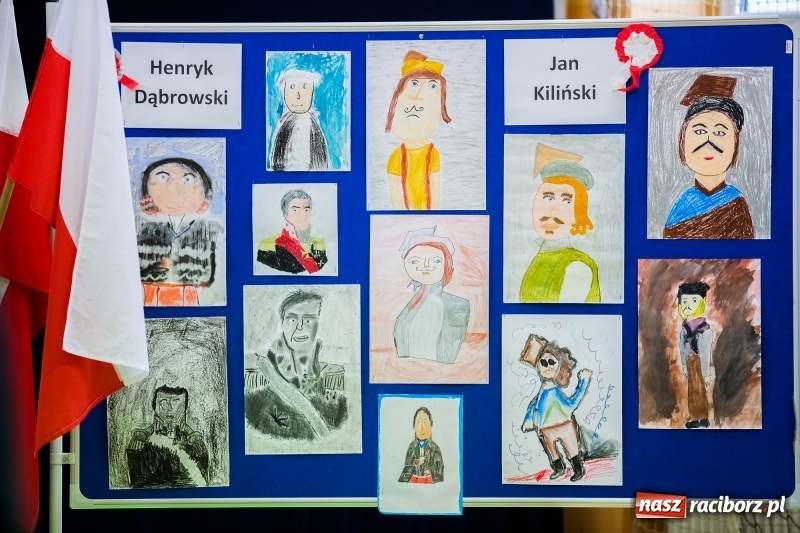 Zdjęcie w galerii na portalu naszraciborz.pl: W SP13 odbyła się uroczysta akademia z okazji Dnia Niepodległości wiadomości z regionu