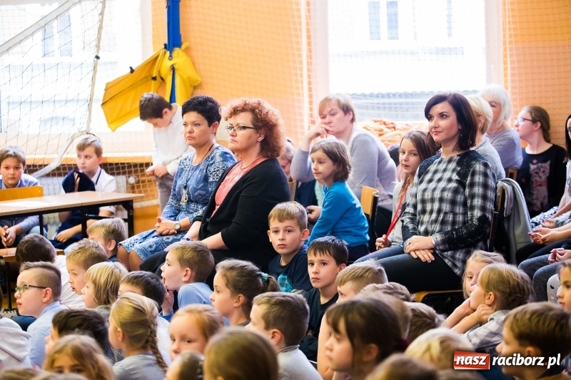Zdjęcie w galerii na portalu naszraciborz.pl: W SP13 odbyła się uroczysta akademia z okazji Dnia Niepodległości wiadomości z regionu