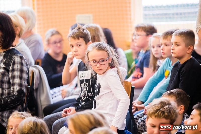 Zdjęcie w galerii na portalu naszraciborz.pl: W SP13 odbyła się uroczysta akademia z okazji Dnia Niepodległości wiadomości z regionu