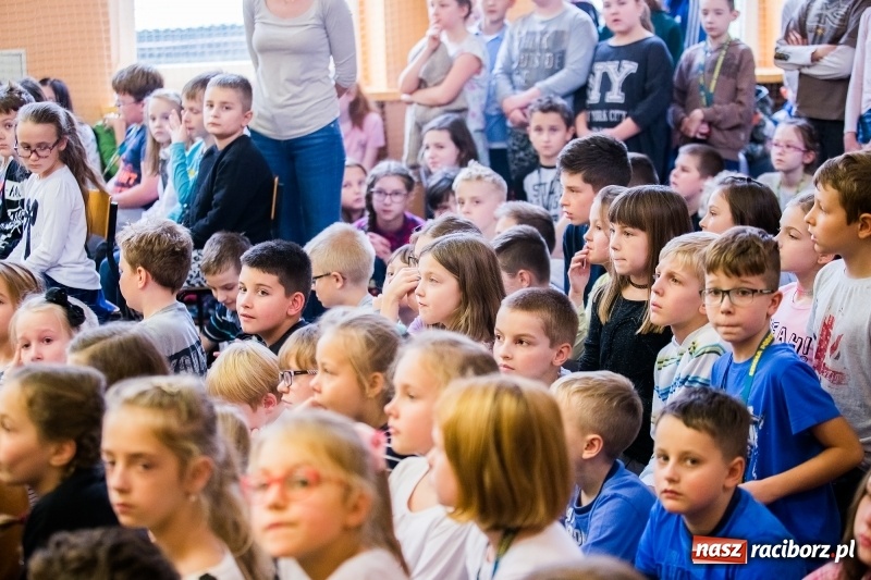 Zdjęcie w galerii na portalu naszraciborz.pl: W SP13 odbyła się uroczysta akademia z okazji Dnia Niepodległości wiadomości z regionu