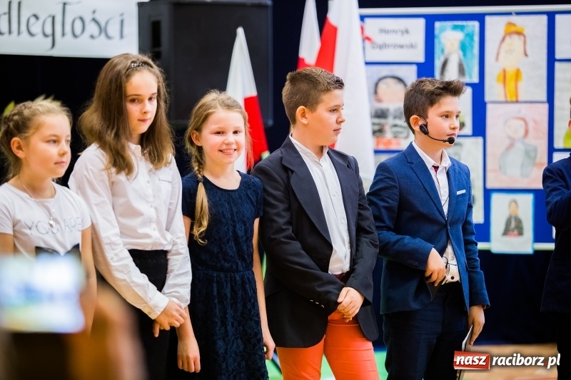 Zdjęcie w galerii na portalu naszraciborz.pl: W SP13 odbyła się uroczysta akademia z okazji Dnia Niepodległości wiadomości z regionu