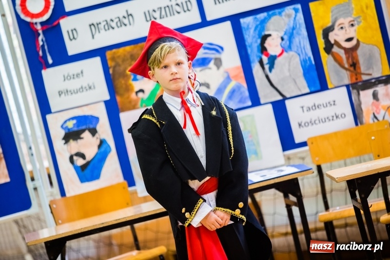 Zdjęcie w galerii na portalu naszraciborz.pl: W SP13 odbyła się uroczysta akademia z okazji Dnia Niepodległości wiadomości z regionu