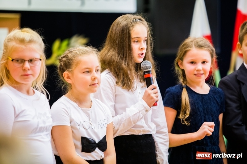 Zdjęcie w galerii na portalu naszraciborz.pl: W SP13 odbyła się uroczysta akademia z okazji Dnia Niepodległości wiadomości z regionu