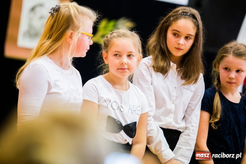 Zdjęcie w galerii na portalu naszraciborz.pl: W SP13 odbyła się uroczysta akademia z okazji Dnia Niepodległości wiadomości z regionu