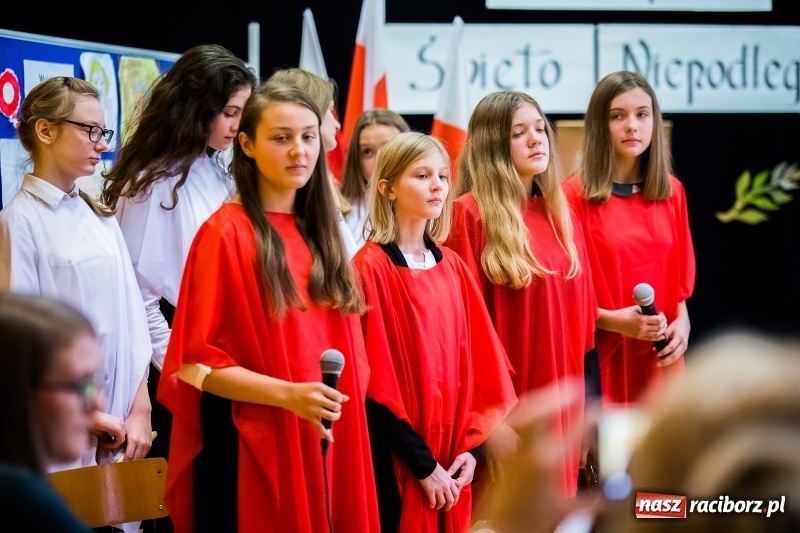 Zdjęcie w galerii na portalu naszraciborz.pl: W SP13 odbyła się uroczysta akademia z okazji Dnia Niepodległości wiadomości z regionu