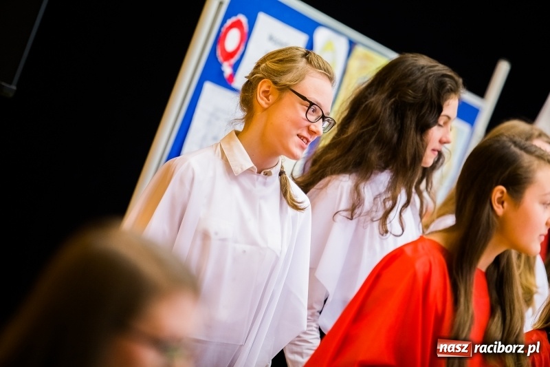 Zdjęcie w galerii na portalu naszraciborz.pl: W SP13 odbyła się uroczysta akademia z okazji Dnia Niepodległości wiadomości z regionu